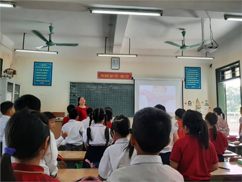 Cô giáo Bùi Thị Thanh Huyền thực hiện thi giáo viên dạy giỏi cấp trường môn Tiếng anh 